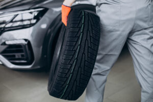 Zakup opon i kół do samochodów firmowych – wybrać leasing czy raty?