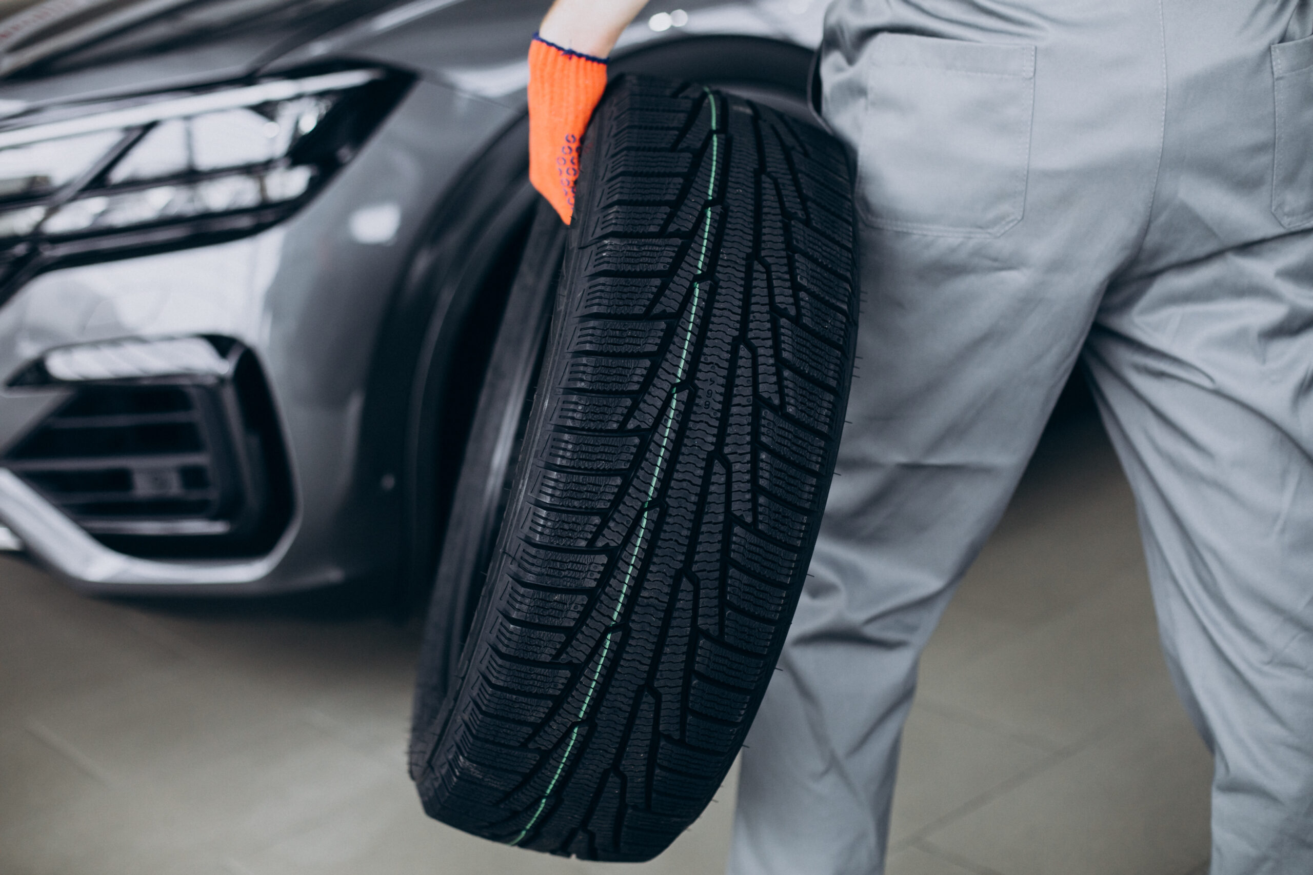 Zakup opon i kół do samochodów firmowych – wybrać leasing czy raty?