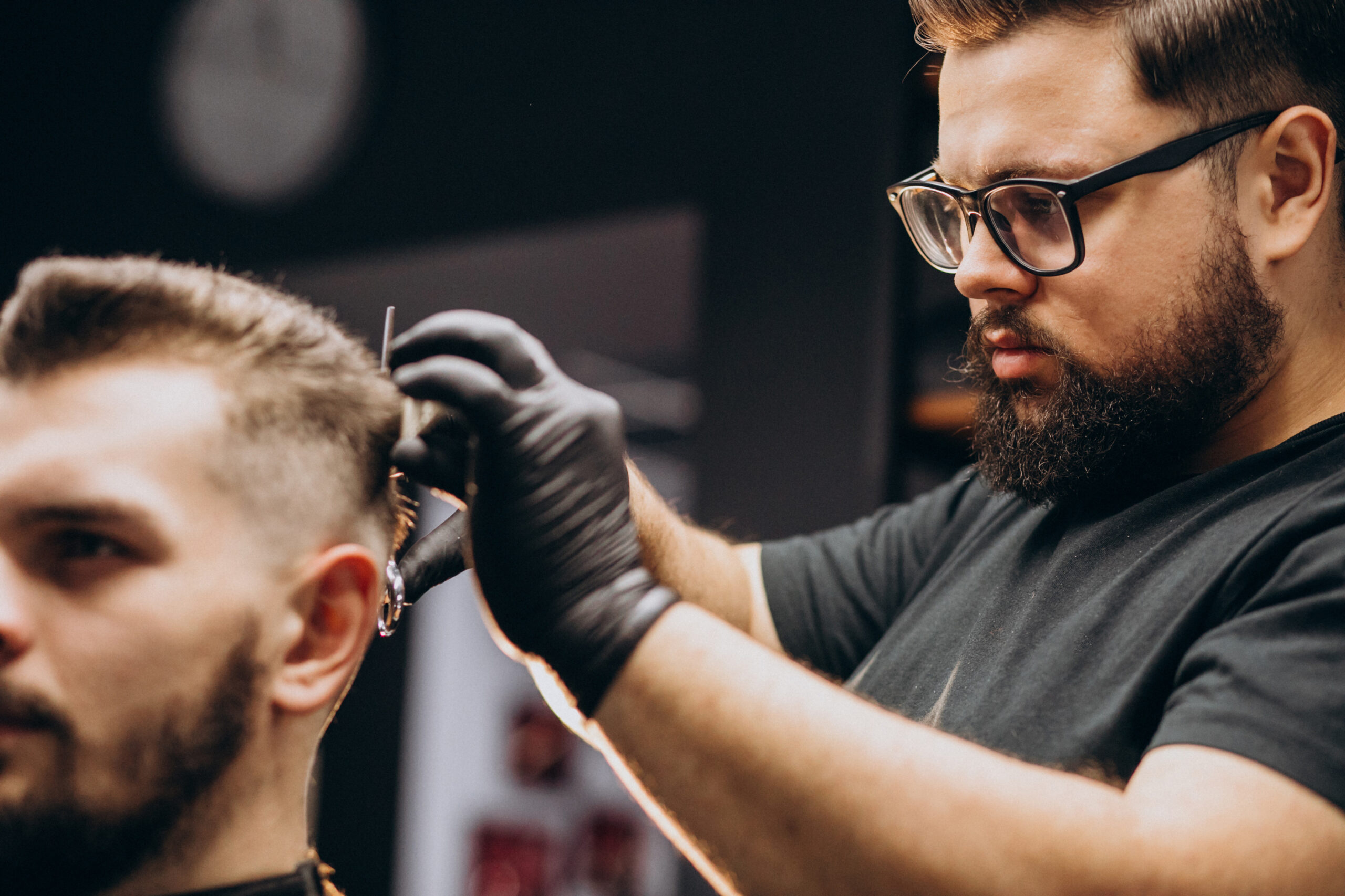 Leasing wyposażenia salonu fryzjerskiego i barberskiego – wygodne finansowanie dla firm